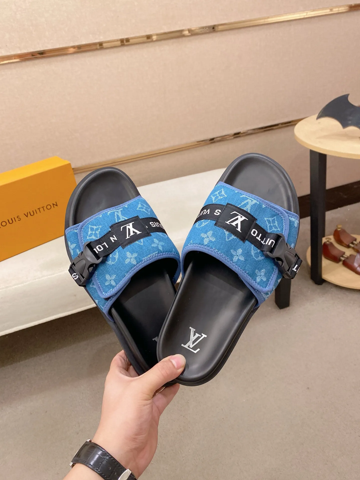 Men's shoes💰: 320💰Made by LV🔍Top purchasing agent, men's spring and summer slippers are available at the same counter. The uppers are made of cowhide imported from Italy, with logo graphics and high-quality craftsmanship. Soles: original soles specially provided by the original factory. Exclusive molded soles are super comfortable. Original goods with single order, 🔍🔍high quality, you can enter and exit the counter at will. Welcome to compare, code number 38-44. Can be customized45